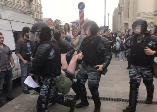 Задержание несовершеннолетнего на митинге против коррупции 12 июня